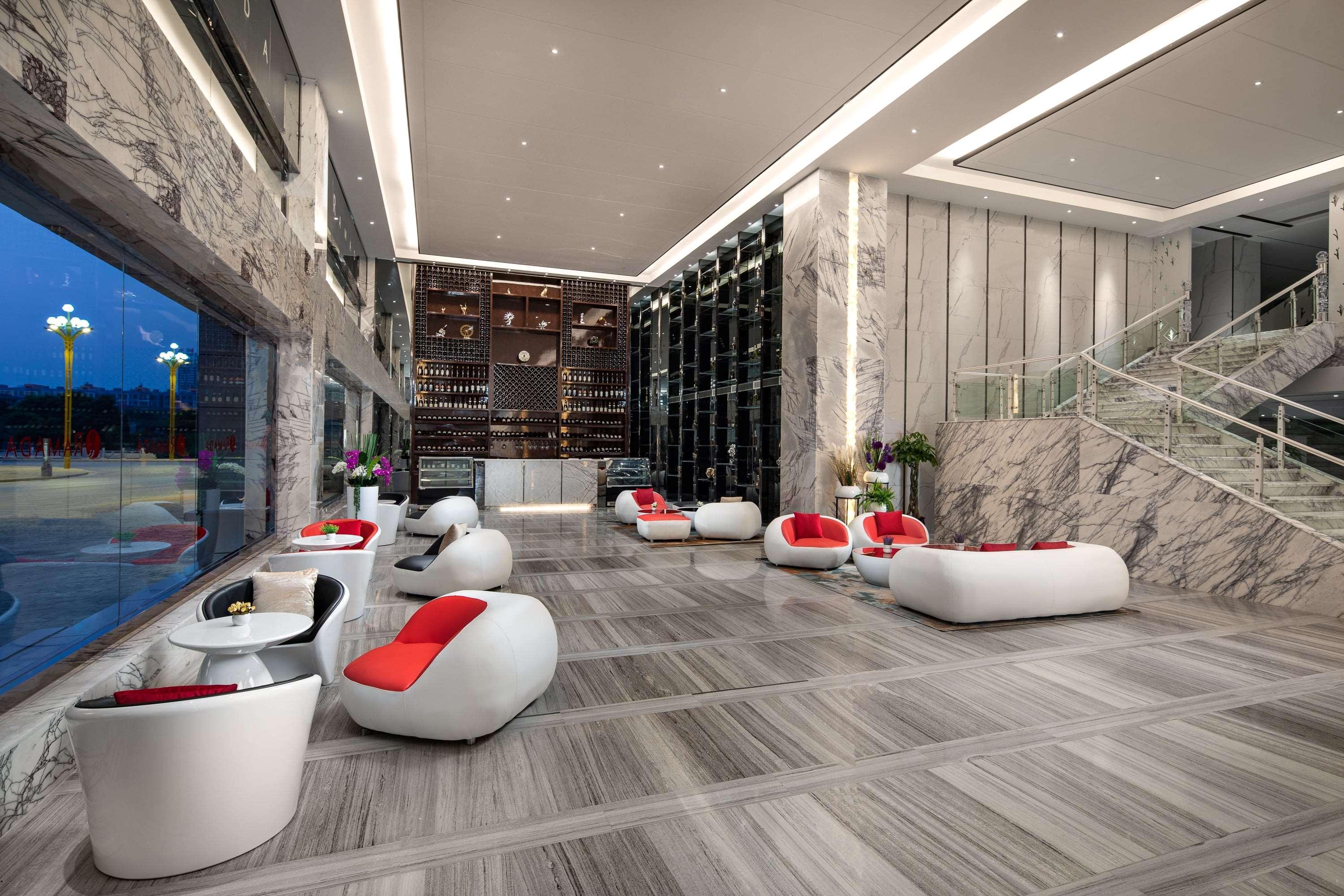 Ramada By Wyndham Mengzi Suites Exteriör bild