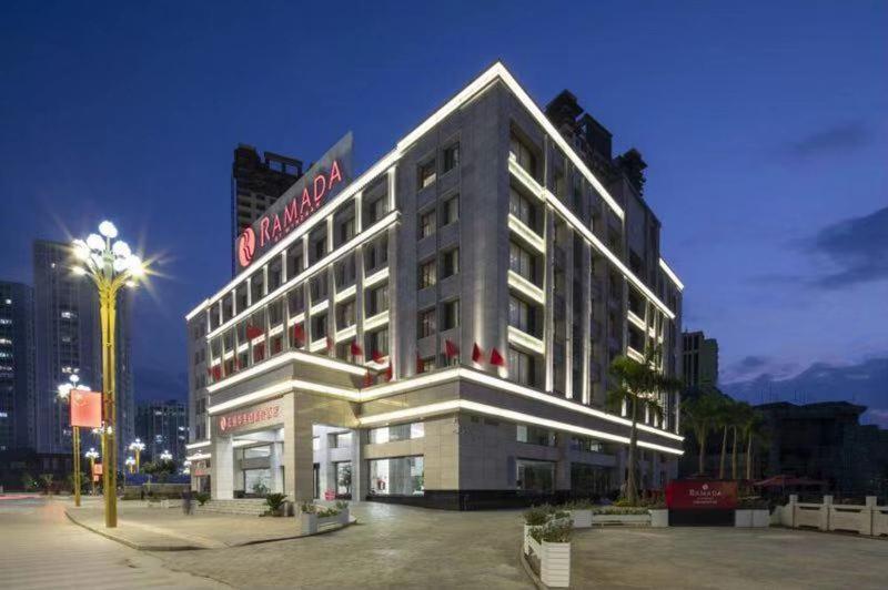 Ramada By Wyndham Mengzi Suites Exteriör bild